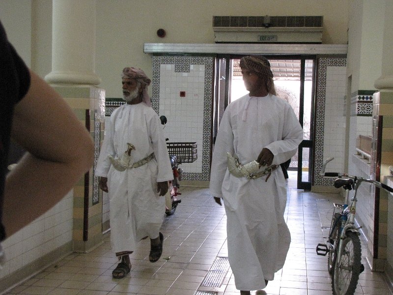 040211_nizwa oman traditie.JPG - En zo word de khanjar gedragen.